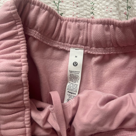 BNWT lululemon scuba mid-rise oversized short 7” - Picture 2 of 2